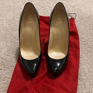 Christian Louboutin patent leather pumps size 37.5 in excellent conditions.